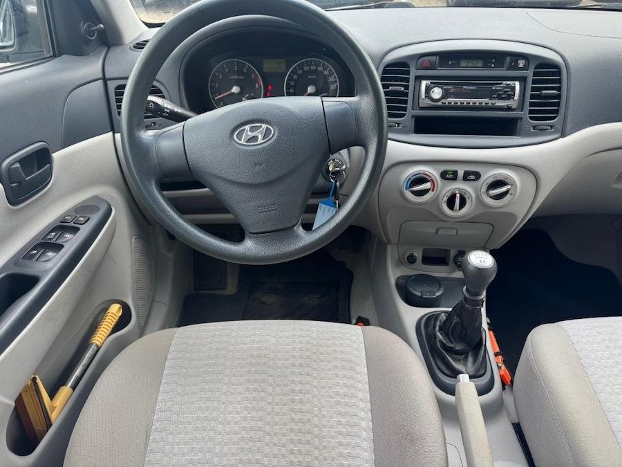 Hyundai Accent — Interior / bord