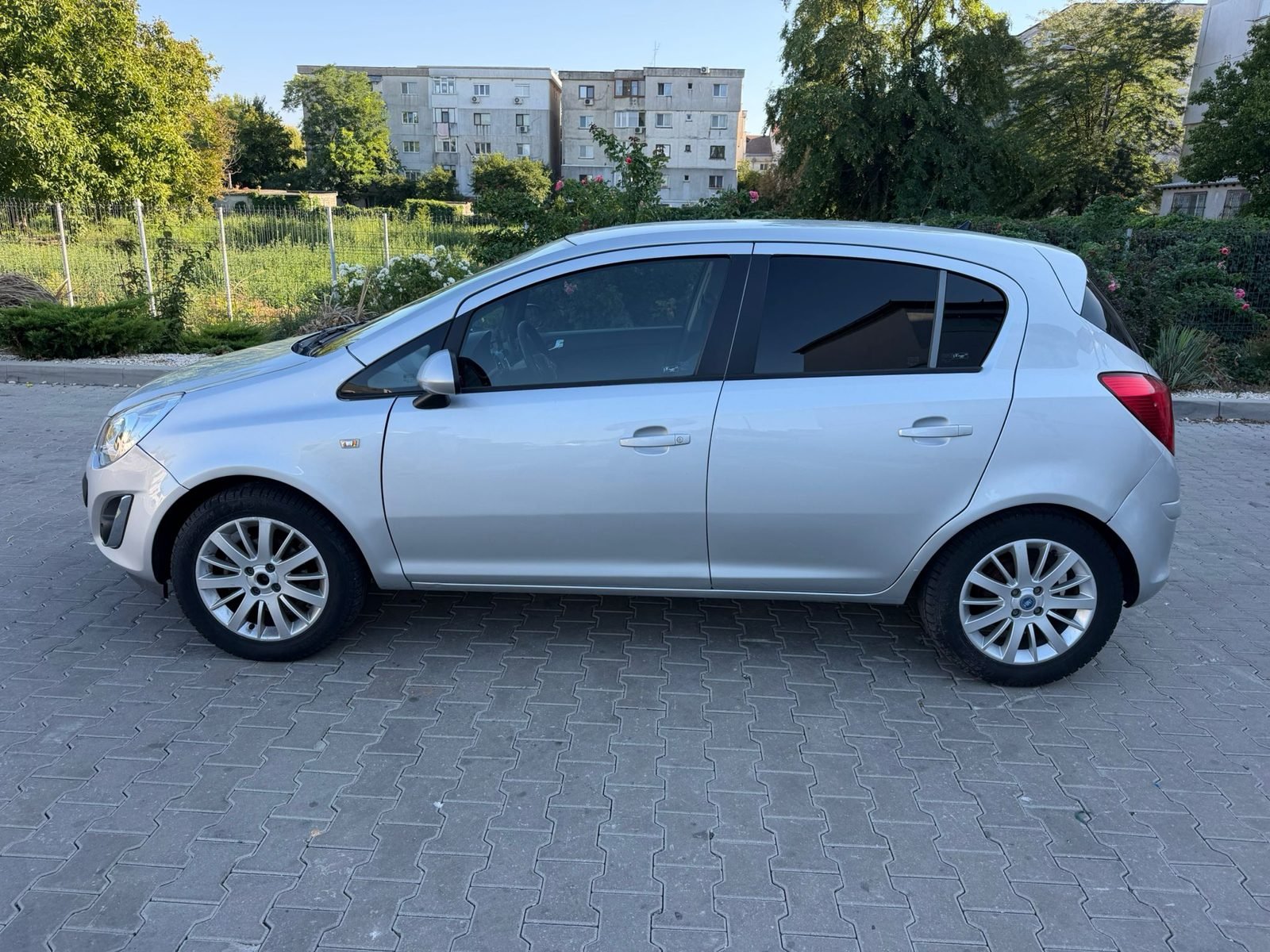 Opel Corsa 1.4 diesel — Lateral