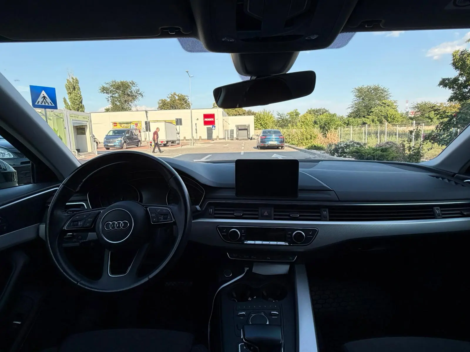 Audi A4 Sedan de închiriat în Galați — consolă centrală