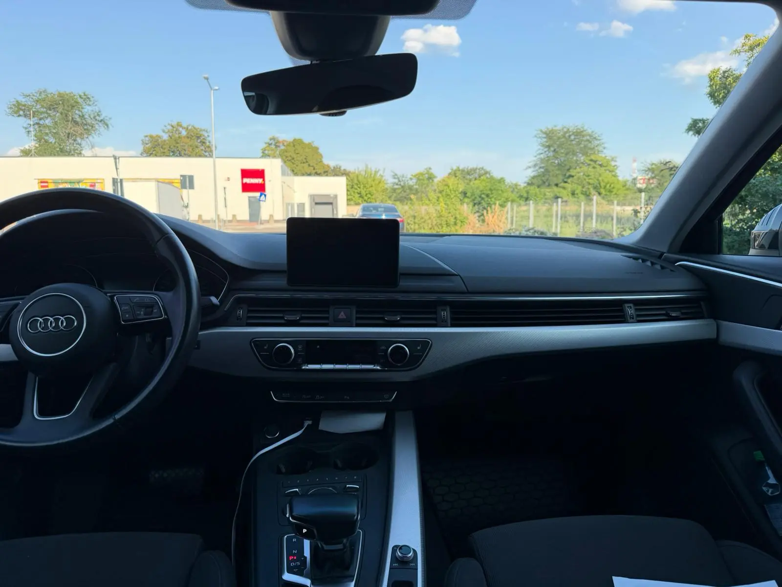 Audi A4 Sedan de închiriat în Galați — interior