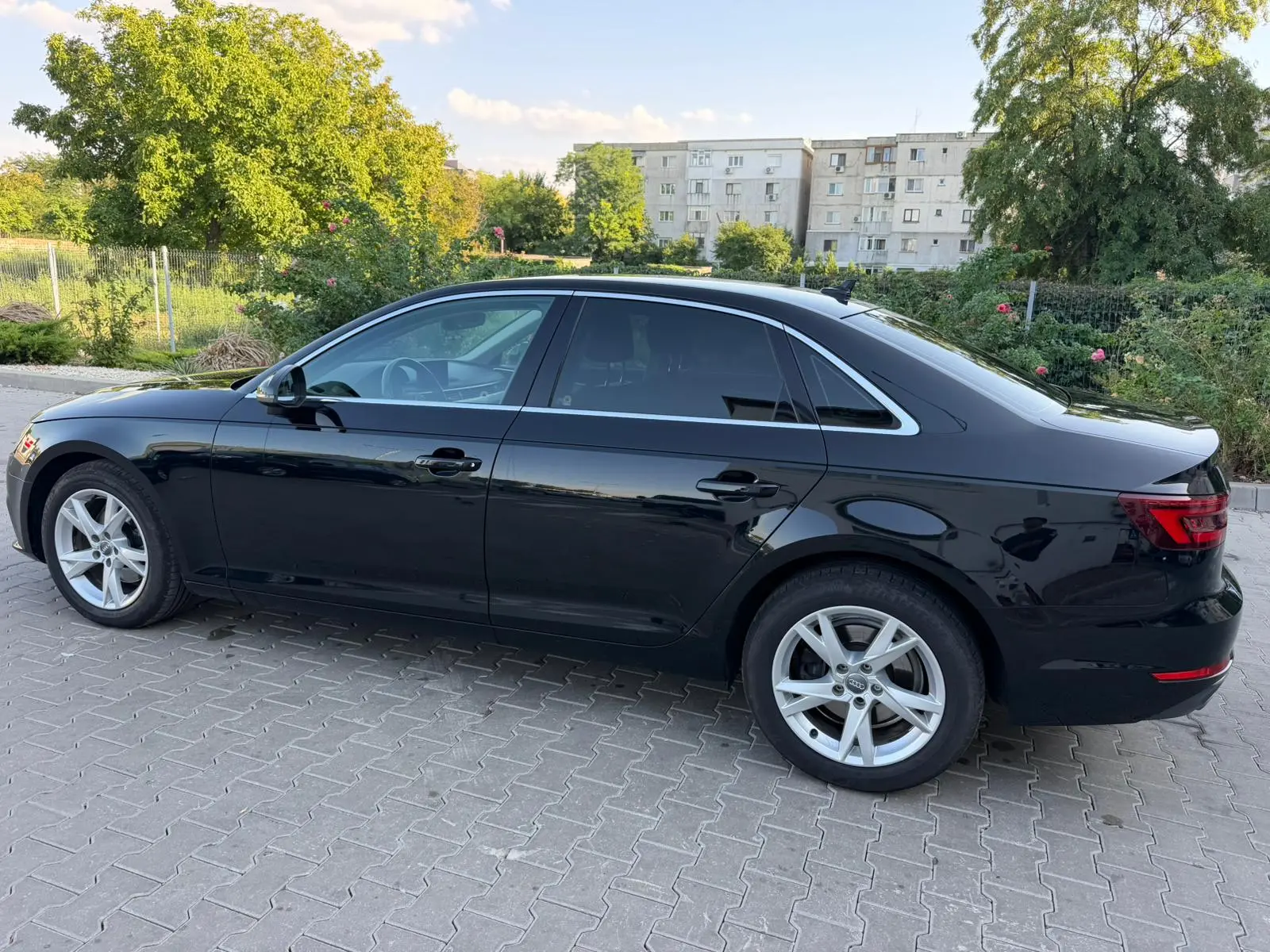Audi A4 Sedan de închiriat în Galați — lateral dreapta