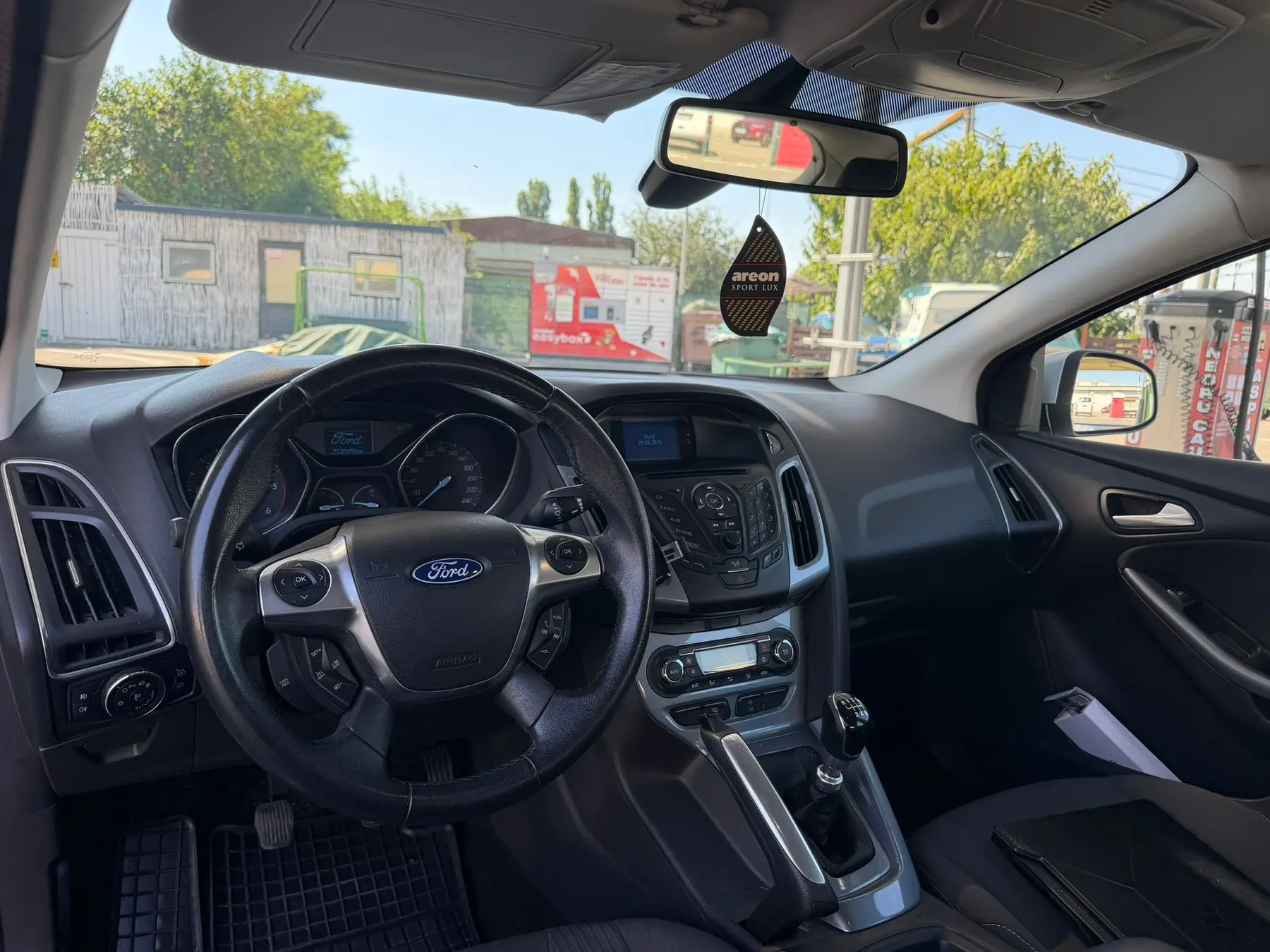 Ford Focus 3 Titanium de închiriat în Galați — consolă centrală