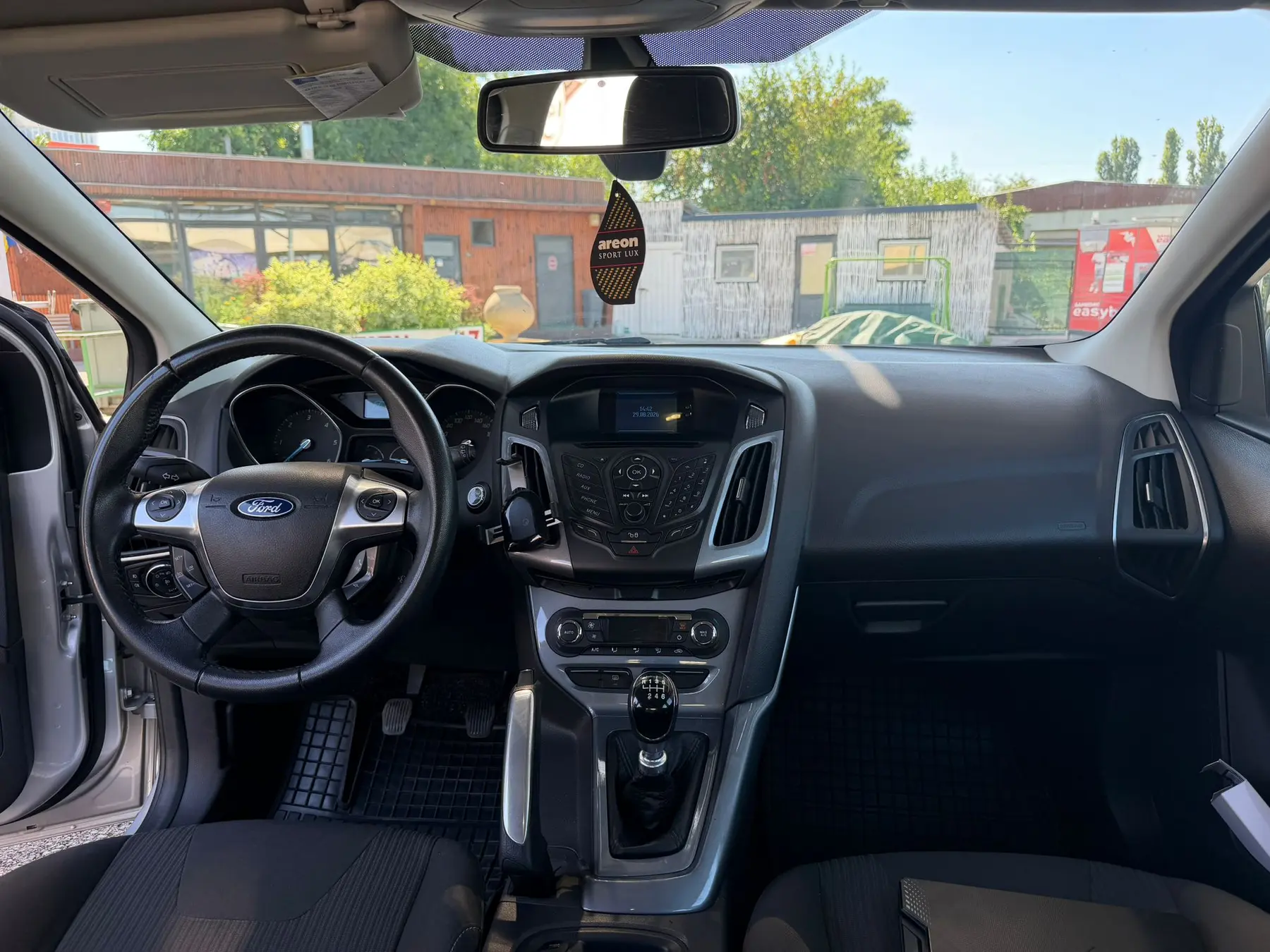 Ford Focus 3 Titanium de închiriat în Galați — interior