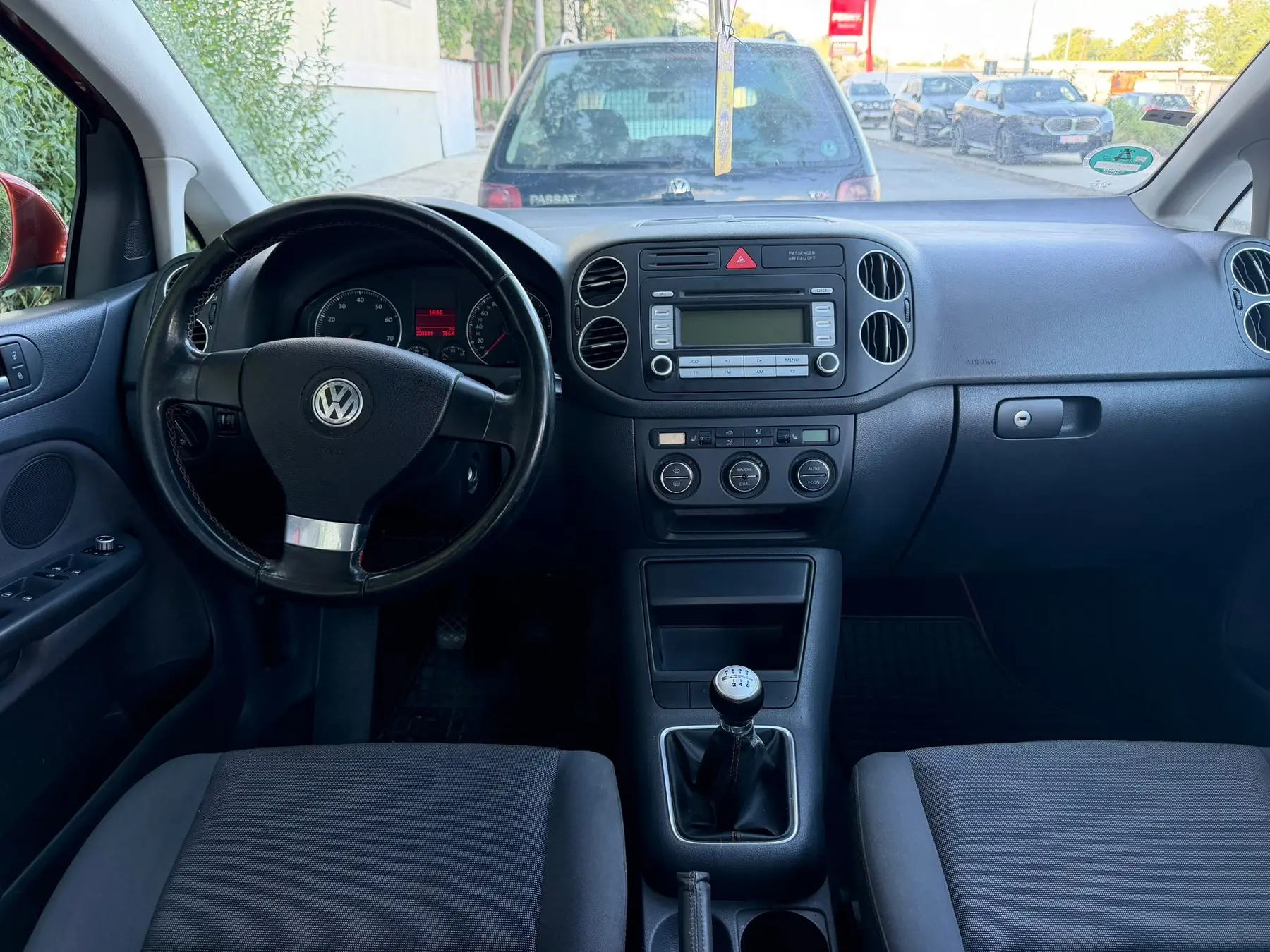 VW Golf 5 Plus Goal de închiriat în Galați — consolă centrală