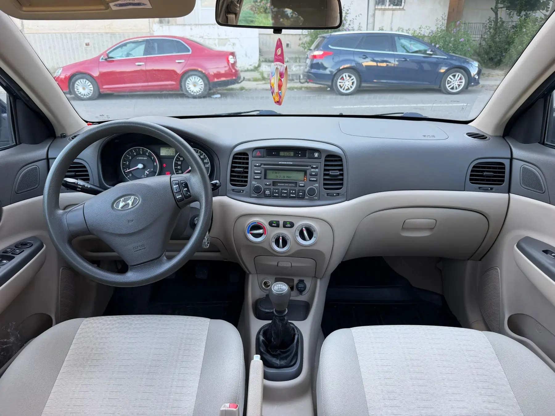 Hyundai Accent de închiriat în Galați — consolă centrală