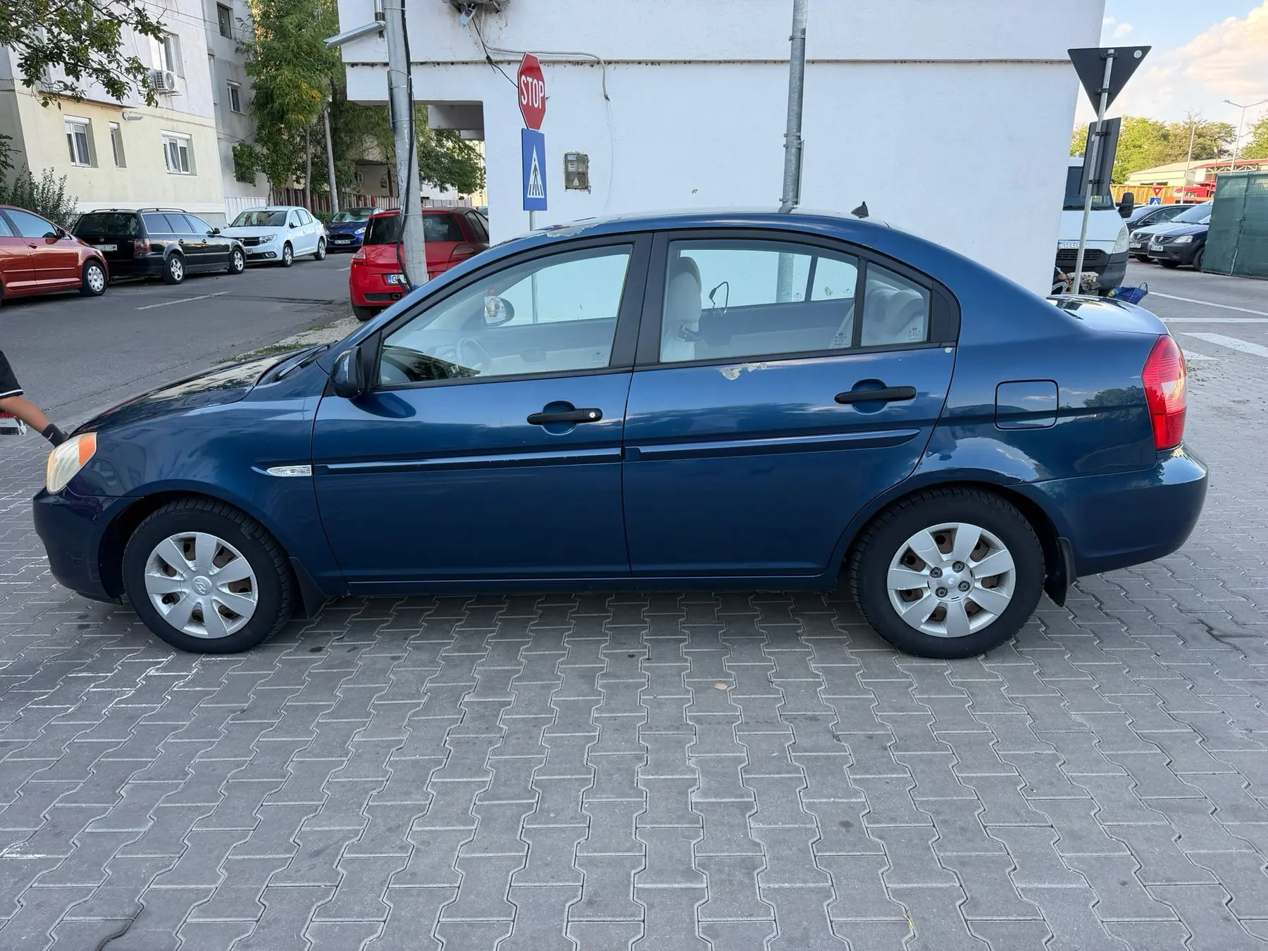 Hyundai Accent de închiriat în Galați — lateral dreapta