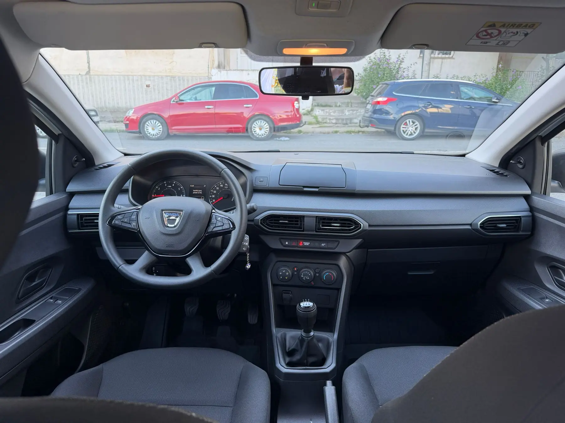 Dacia Logan Sedan de închiriat în Galați — consolă centrală