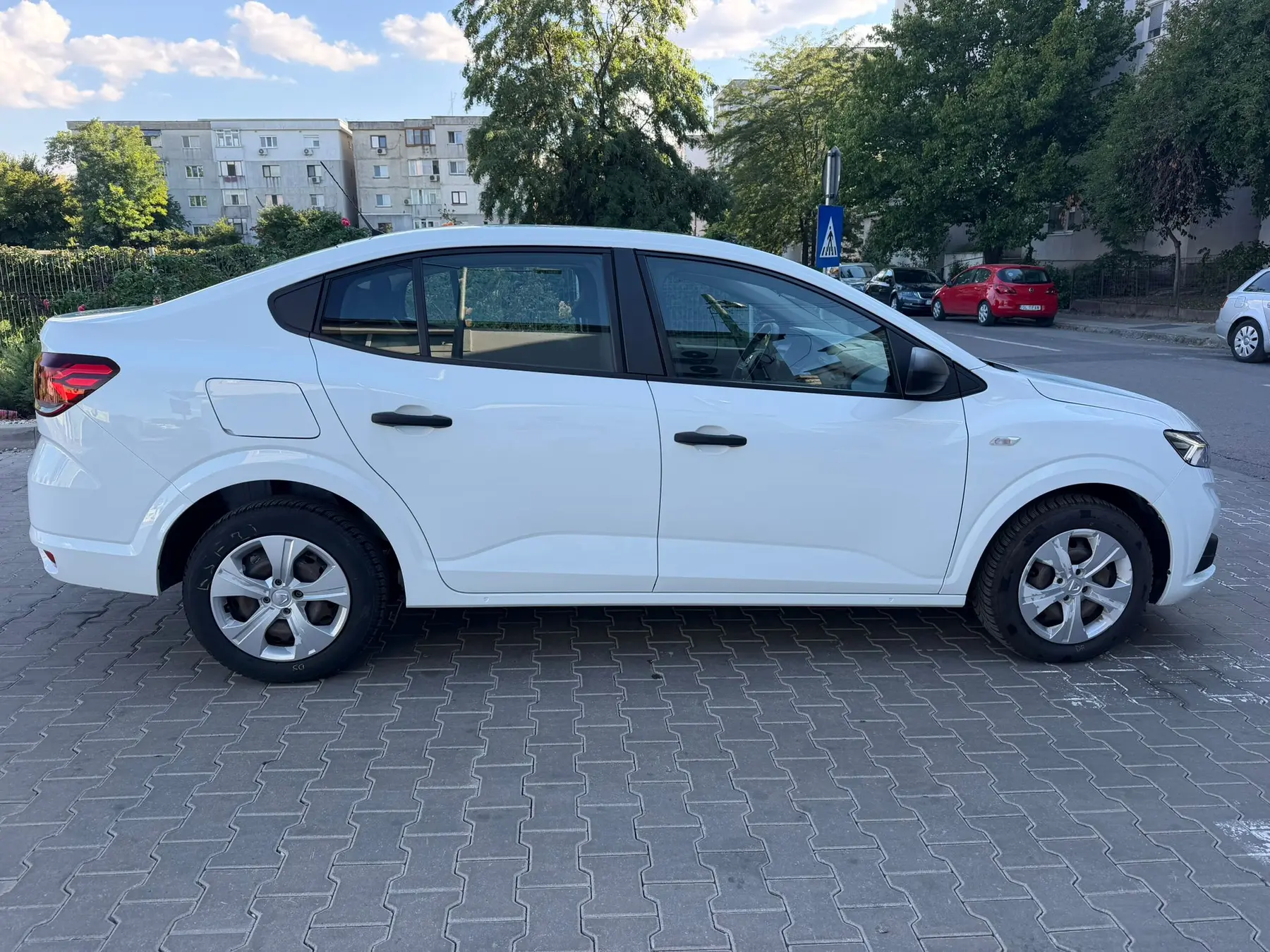 Dacia Logan Sedan de închiriat în Galați — lateral stânga