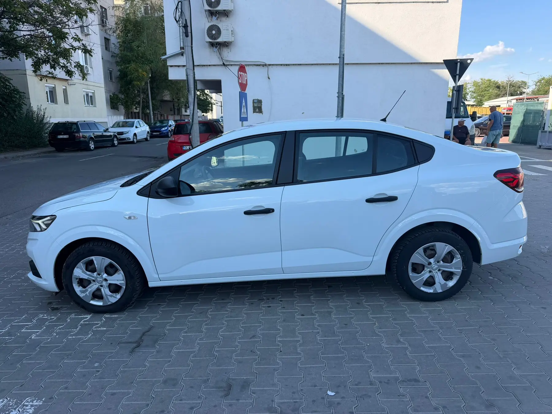 Dacia Logan Sedan de închiriat în Galați — lateral dreapta