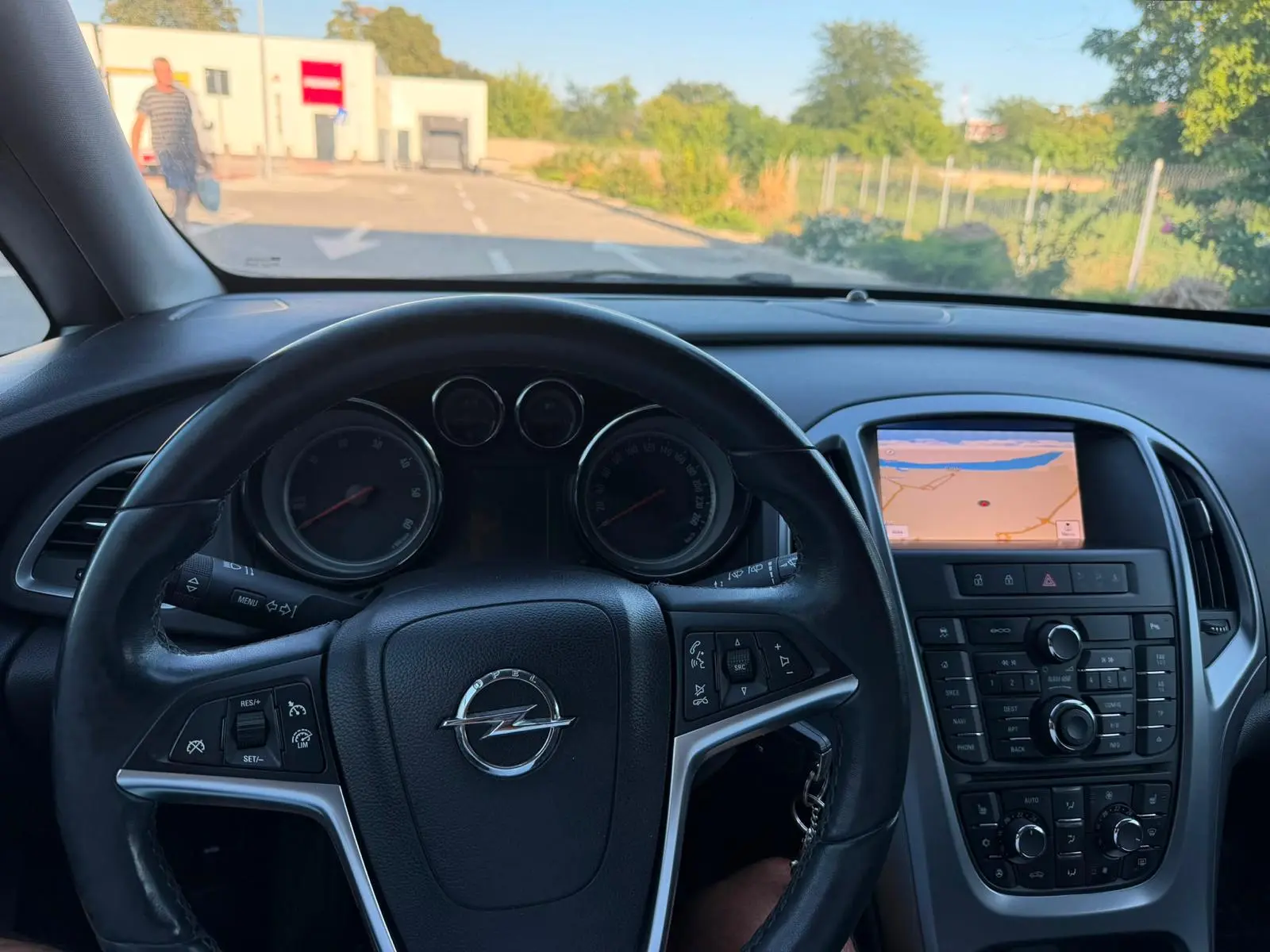 Opel Astra J Sports Tourer de închiriat în Galați — post de conducere și navigație