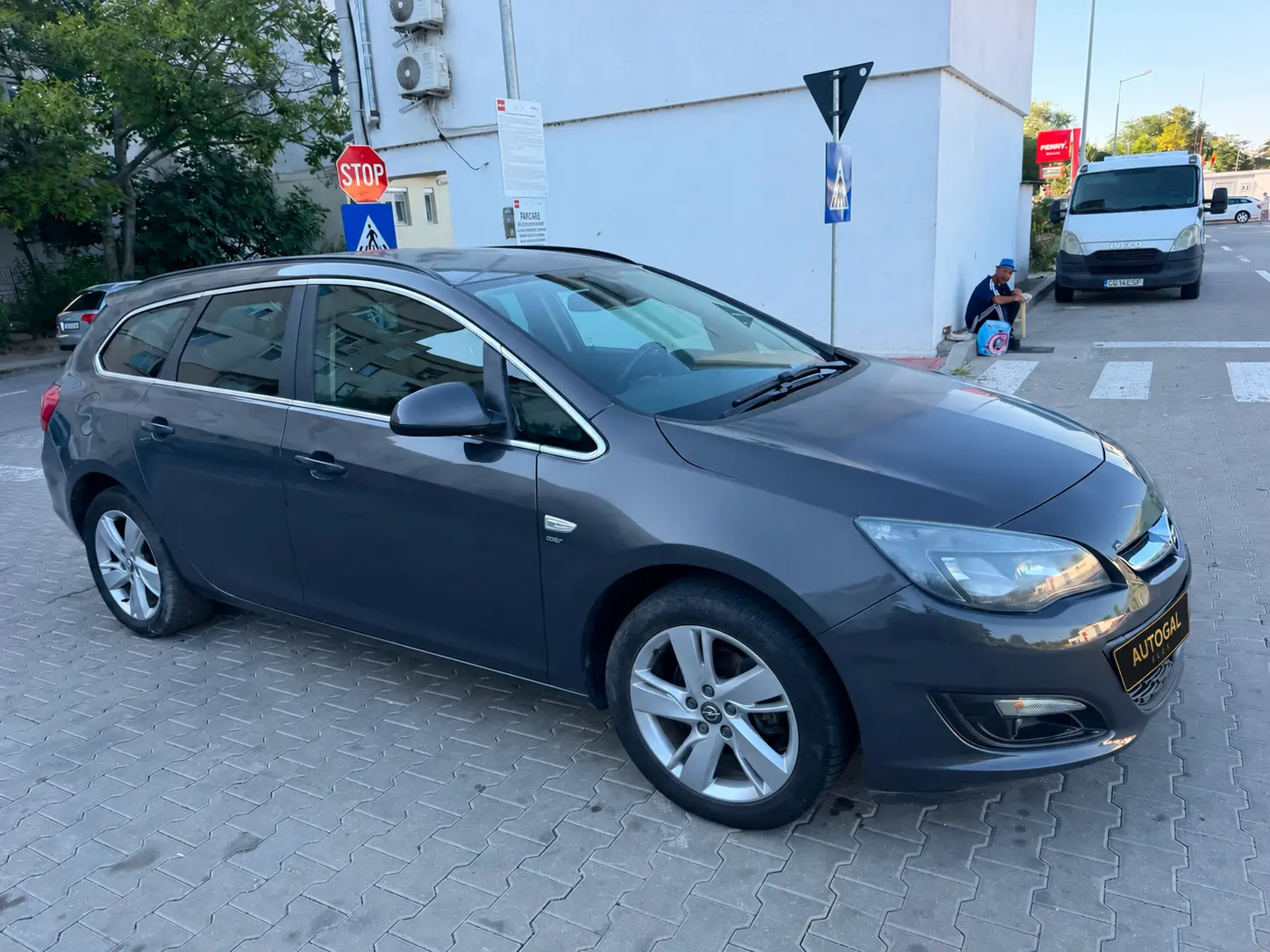 Opel Astra J Sports Tourer de închiriat în Galați — exterior față
