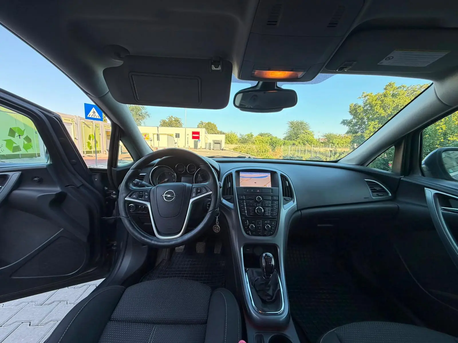 Opel Astra J Sports Tourer de închiriat în Galați — interior