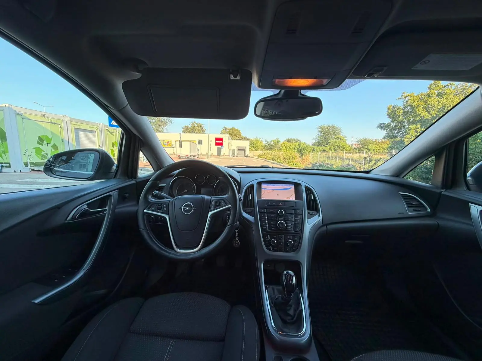 Opel Astra J Sports Tourer de închiriat în Galați — planșă de bord