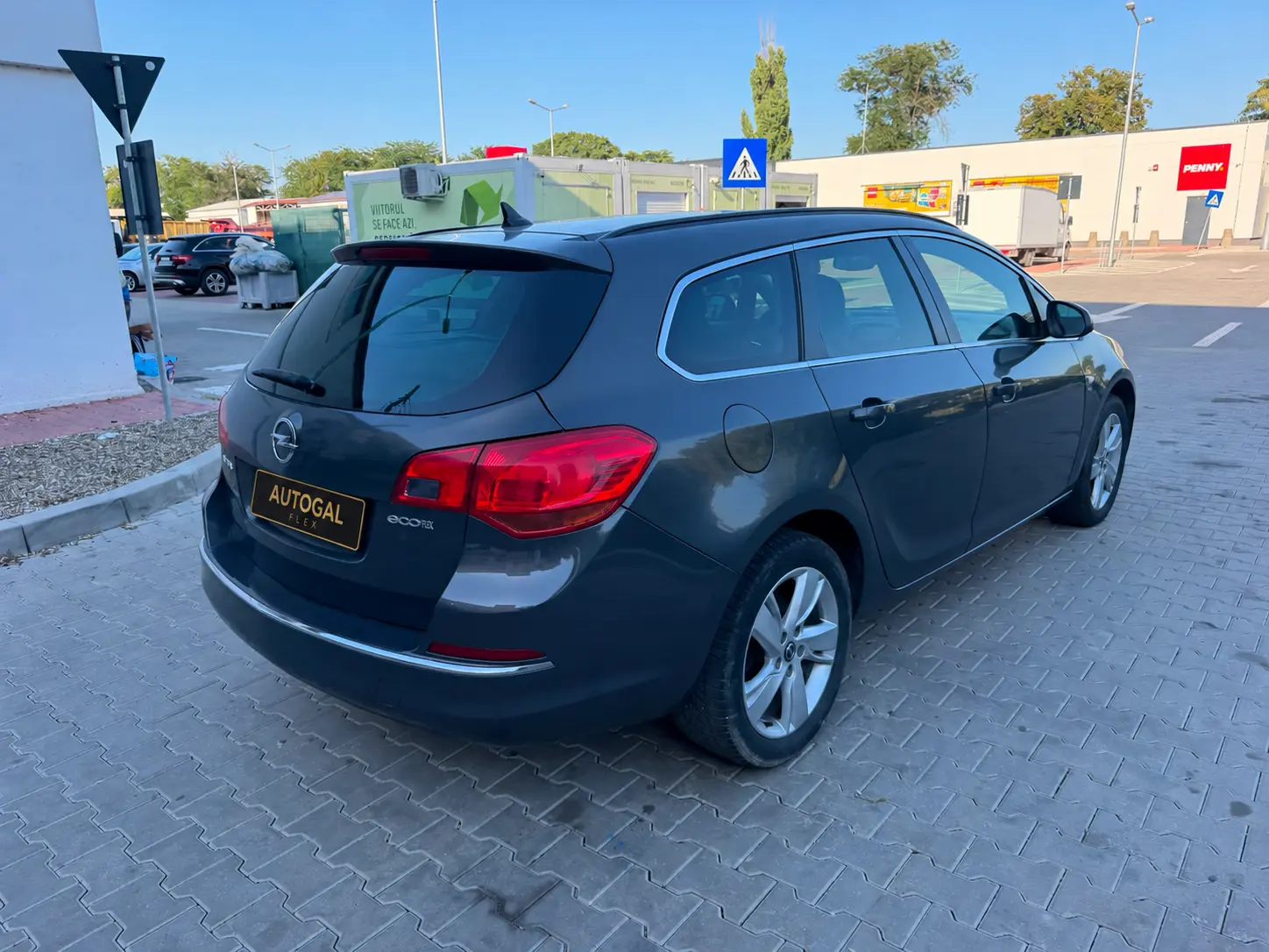 Opel Astra J Sports Tourer de închiriat în Galați — exterior 3/4 spate