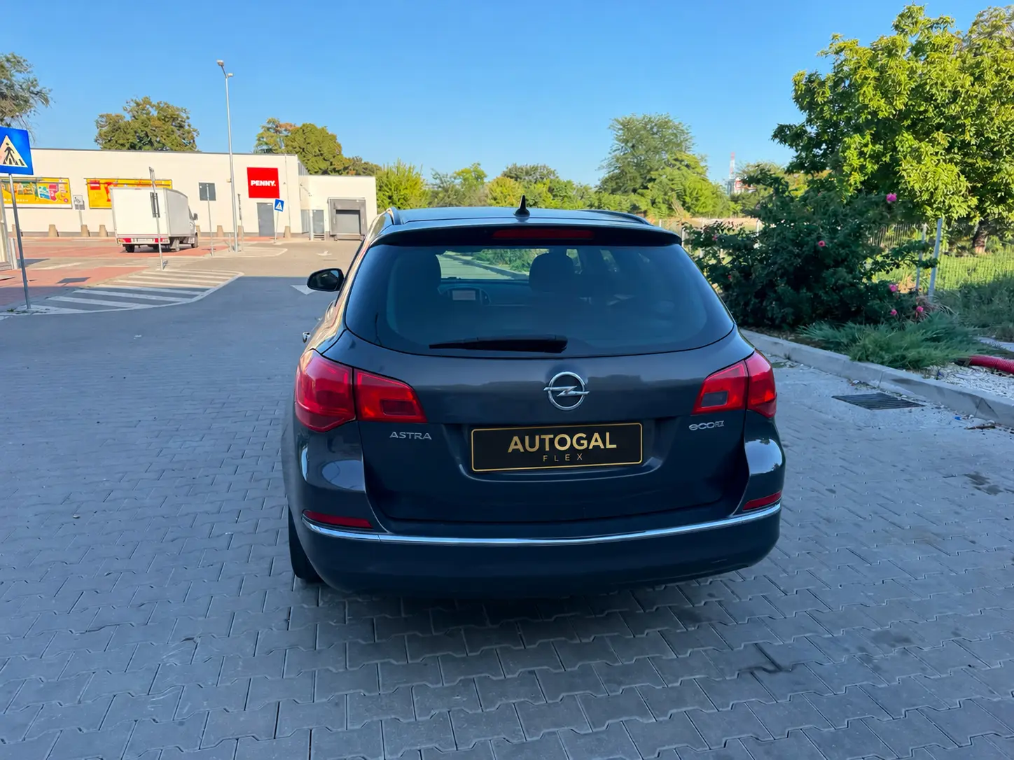 Opel Astra J Sports Tourer de închiriat în Galați — spate