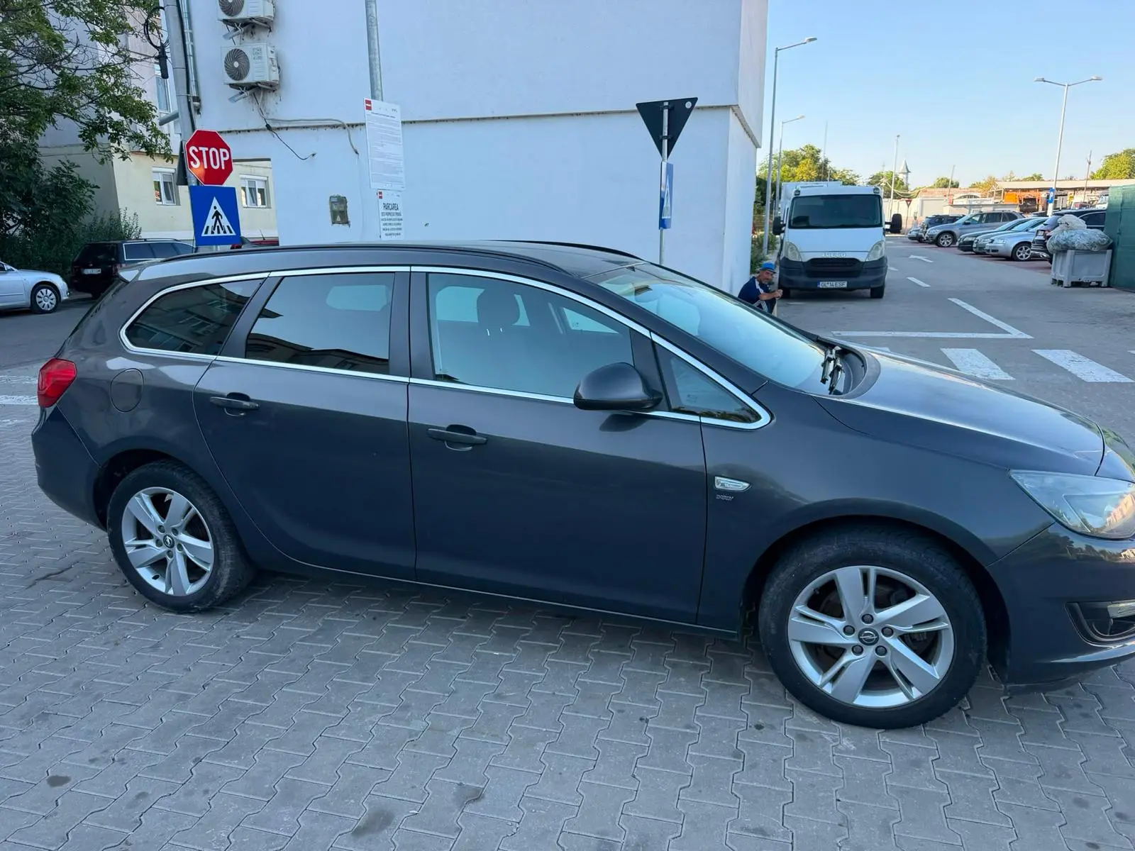 Opel Astra J Sports Tourer de închiriat în Galați — profil lateral