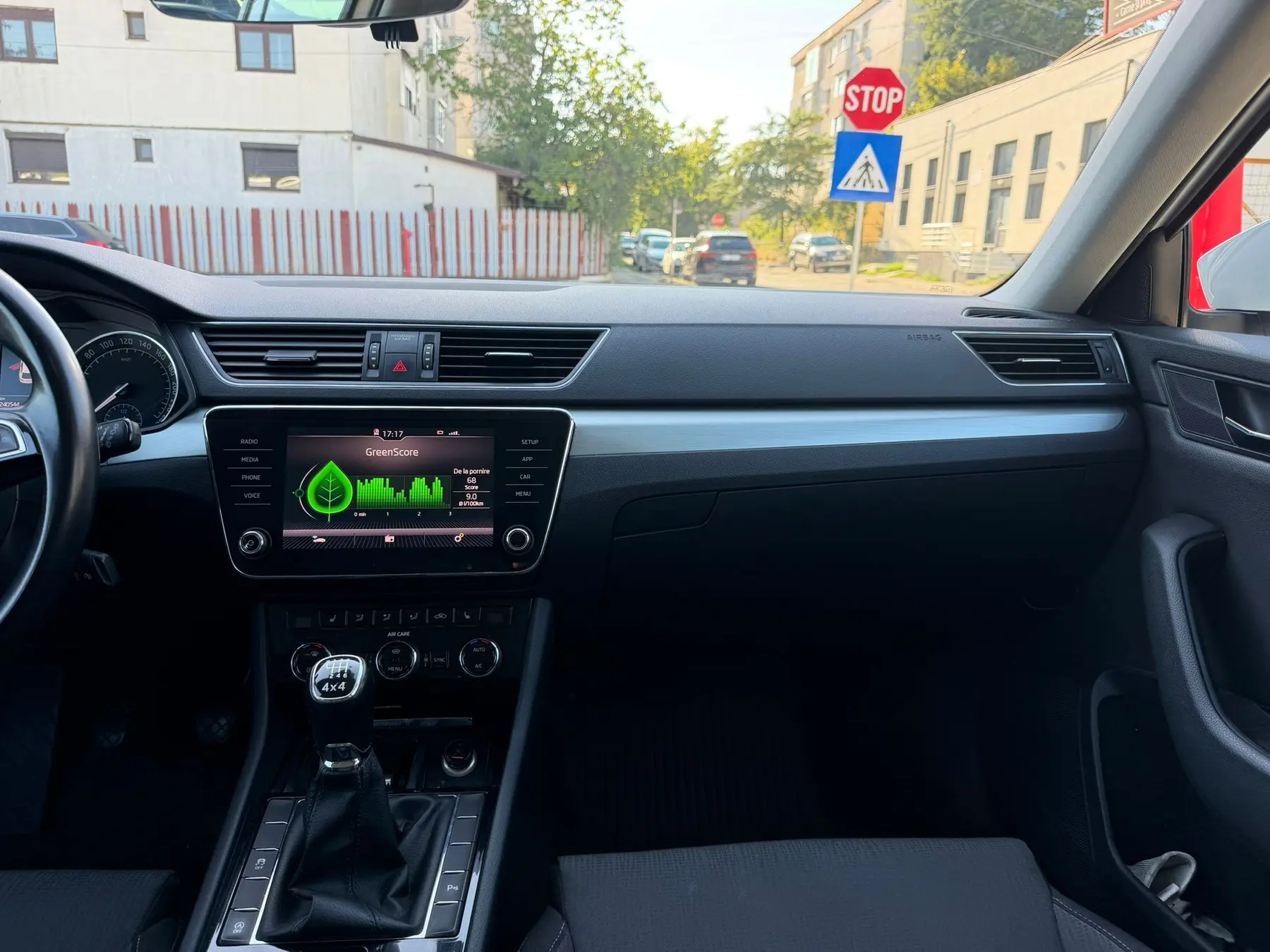 Skoda Superb 2.0 TDI 4x4 de închiriat în Galați — consolă centrală