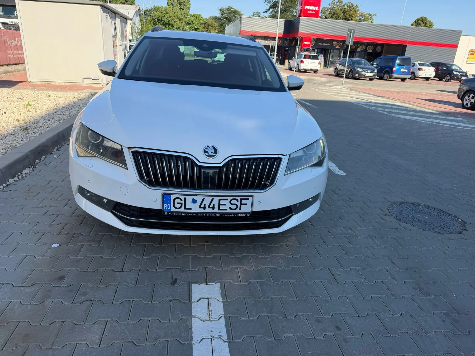 Skoda Superb 2.0 TDI 4x4 de închiriat în Galați — interior