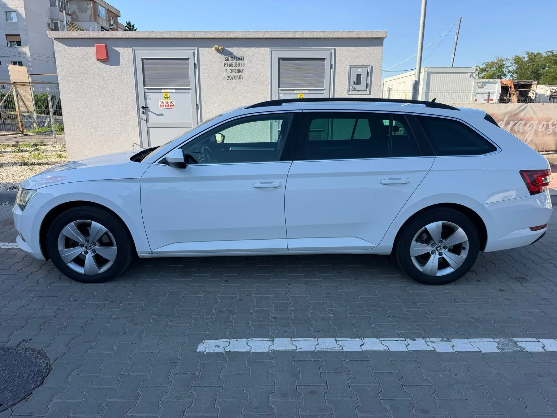 Skoda Superb 2.0 TDI 4x4 de închiriat în Galați — lateral stânga