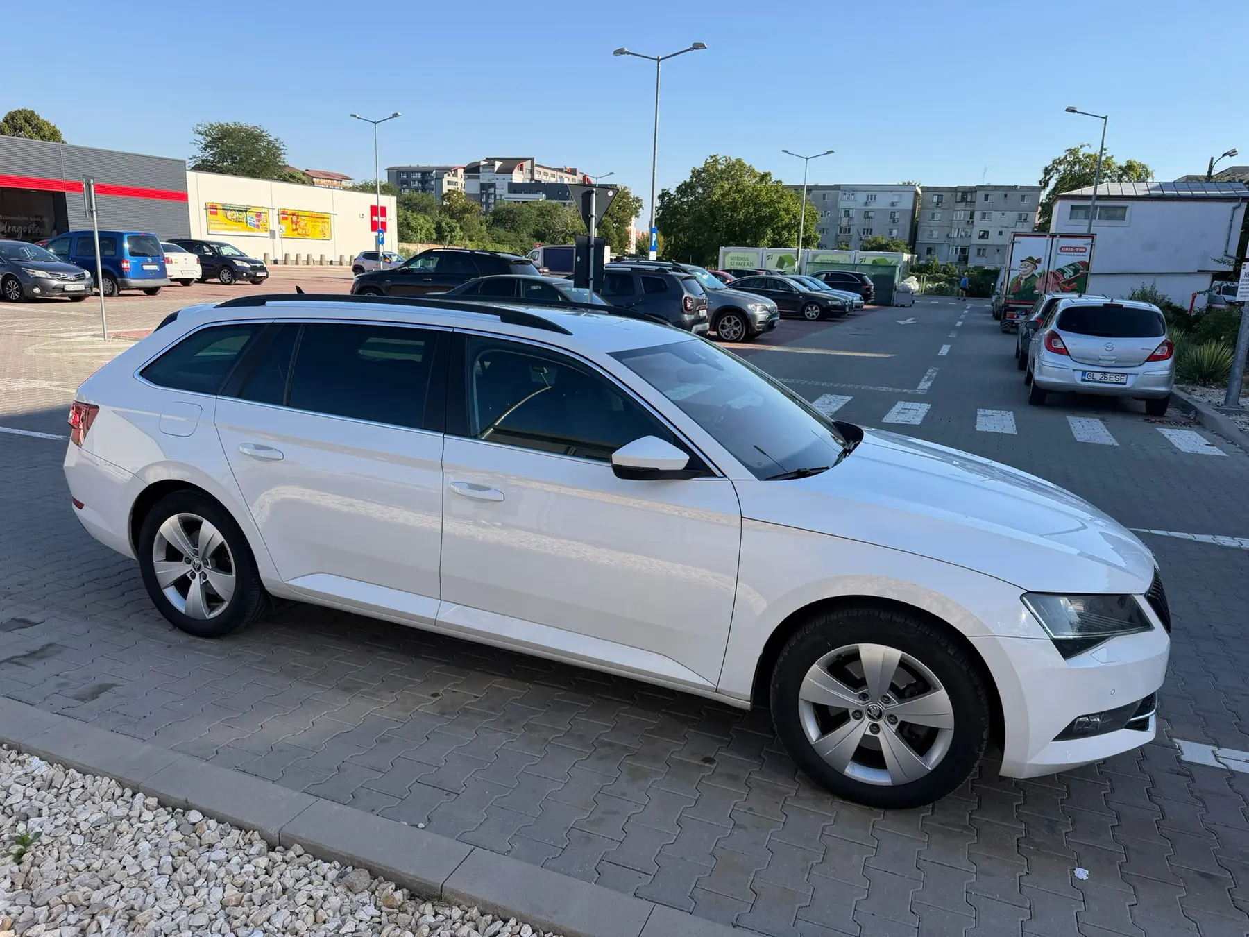 Skoda Superb 2.0 TDI 4x4 de închiriat în Galați — lateral dreapta